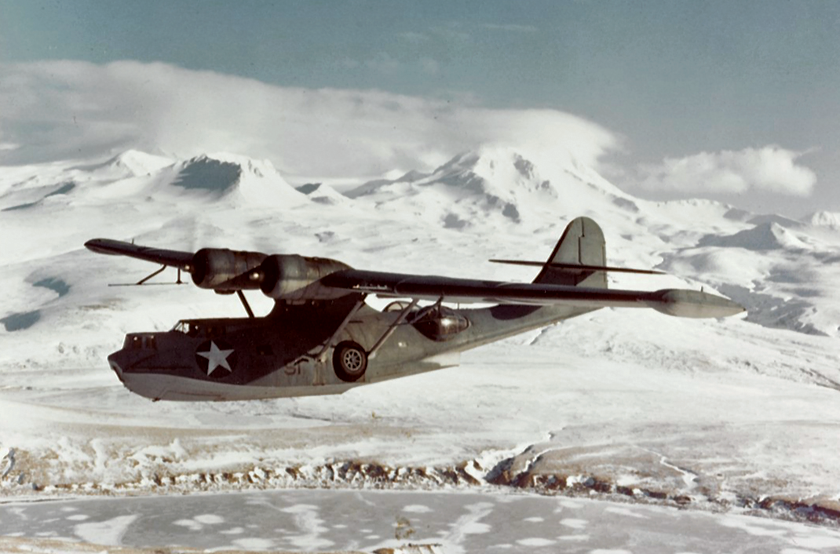 Piękne ujęcie amerykańskiej łodzi latającej Catalina z 4. Skrzydła Patrolowego w czasie patrolu nad Aleutami. Zdjęcie wykonano na przełomie 1942 i 1943 r., choć śnieg zalegał w niektórych miejscach na Aleutach także latem.