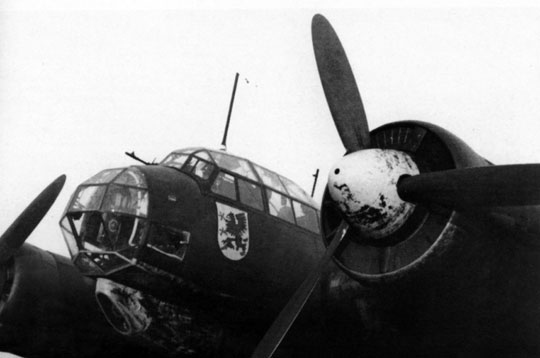 Godło LG 1 wymalowane pod kabiną samolotu Junkers Ju 88 A-5.