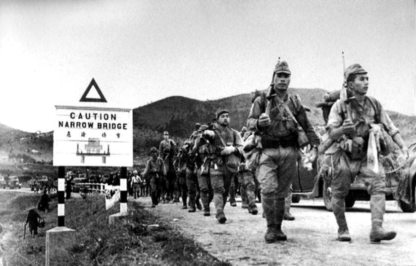 Japońskie wojska przekraczają graniczną rzekę Shenzhen między Hongkongiem i Chinami; 8 grudnia 1941 r.