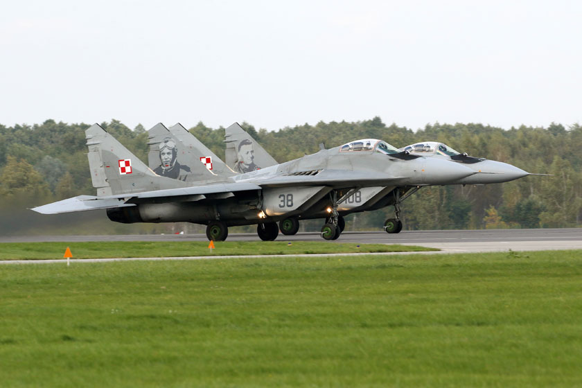 Przygotowana do startu para zmodernizowanych samolotów myśliwskich MiG-29M z 23. Bazy Lotnictwa Taktycznego z Mińska Mazowieckiego.