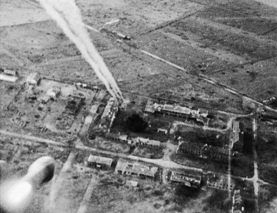 Salwa rakiet RP-3 wymierzona w zabudowania na skraju lotniska Caen-Carpiquet, w których bronili się esesmani z dywizji „Hitlerjugend”.