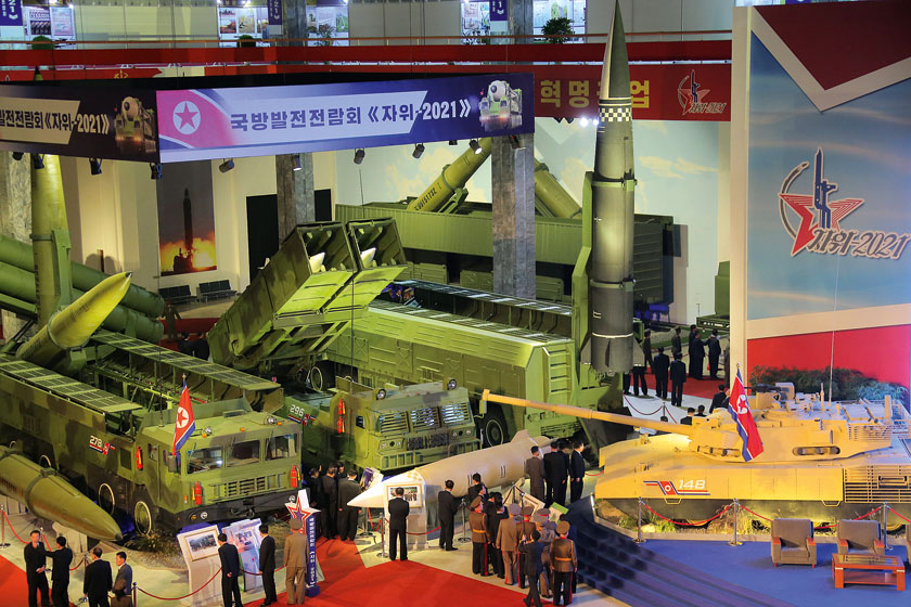 Wystawa Samoobrona-2021, zorganizowana 11 października br. w Pjongjangu, była pierwszą możliwością zapoznania się z najnowszym uzbrojeniem i sprzętem Koreańskiej Armii Ludowej poza defiladami oraz doniesieniami medialnymi.