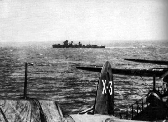 Japoński konwój zmierzający w drugiej połowie czerwca 1942 r. na Kiska. W tle niszczyciel Nenohi, który padnie ofiarą amerykańskiego okrętu podwodnego Triton w kolejnych dniach. Na pierwszym planie zaokrętowane wodnosamoloty pływakowe Rufe dla Tōkō Kaigun Kōkutai.