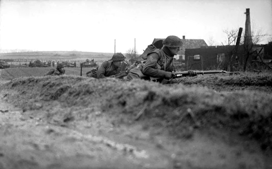 Brytyjscy żołnierze szykują się do natarcia w ramach operacji „Veritable” na swoich pozycjach wyjściowych w Holandii. Będzie to dla nich ostatnia krwawa bitwa w II wojnie światowej.
