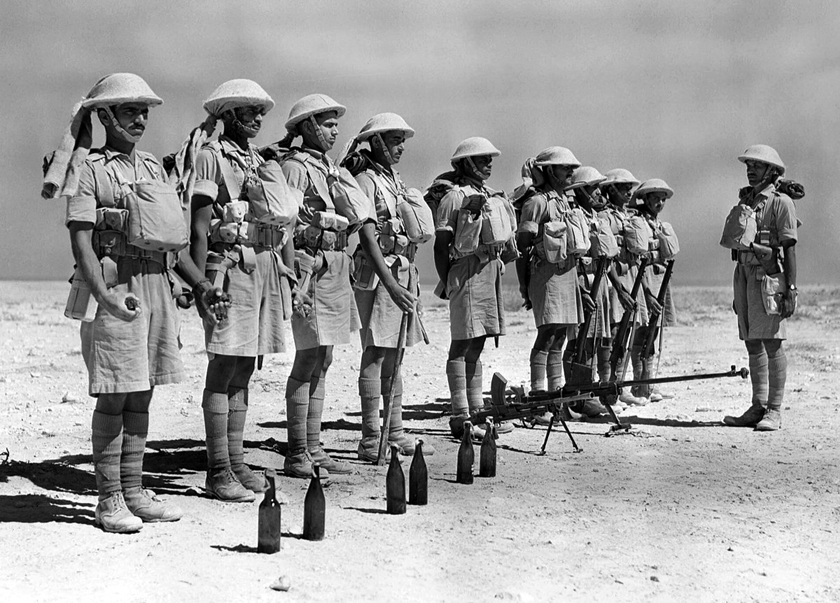 Żołnierze z 4. DP z karabinem przeciwpancernym Boys kal. 13,97 mm, ręcznym karabinem maszynowym Bren kal. 7,7 mm i butelkami zapalającymi; Egipt, Mersa Matruh, październik 1940 r.