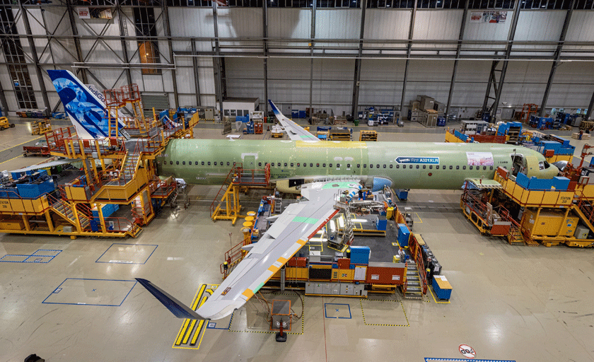 Wydarzeniem produkcyjnym w konsorcjum Airbusa była finalizacja prac nad nową wersją wąskokadłubowego samolotu dalekiego zasięgu Airbus A321XLR Extra Long Range. Na zdjęciu prototyp na linii montażowej.