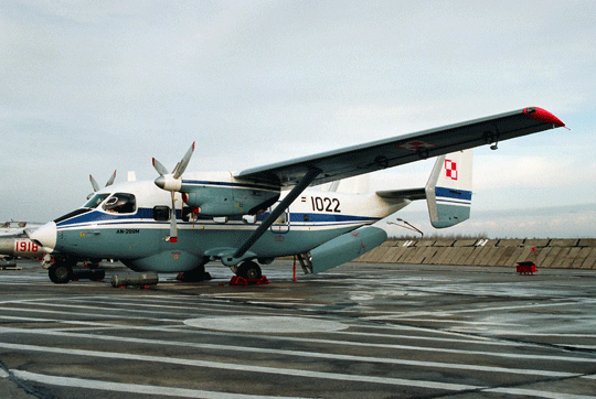 Pierwszy seryjny egzemplarz samolotu patrolowo-ratowniczego An-28RM podczas prezentacji na lotnisku Gdynia-Babie Doły; 6 grudnia 1994 r.