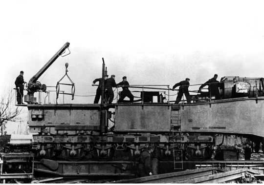 Leopold alias „Anzio Express” (nazwa nadana przez alianckich żołnierzy na przyczółku), jedno z dwóch niemieckich dział kolejowych kal. 280 mm, podczas załadunku.