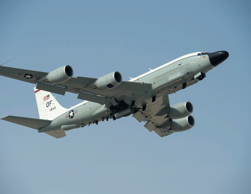 Samolot RC-135V Rivet Joint startuje 18 lipca 2017 r. z bazy Al Udeid w Katarze do kolejnej misji w ramach operacji „Inherent Resolve”.