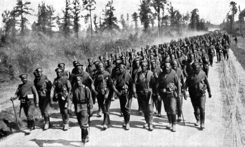 Latem 1914 r. przeciwko Austro-Węgrom Rosja skierowała pięć armii (3.,4.,5., 8., 9.), przeciwko Niemcom dwie (1. oraz 2.), które jesienią również poszły na Austrię, pozostawiając front niemiecki 10. Armii. (6. A broniła Bałtyku, a 7. A – Morza Czarnego).