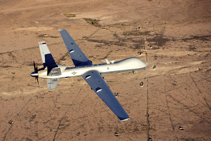 Bezzałogowy samolot rozpoznawczo-szturmowy General Atomics MQ-9A Reaper ze stacjonującego w Creech AFB w Newadzie skrzydła 432nd Wing podczas lotu nad poligonem.
