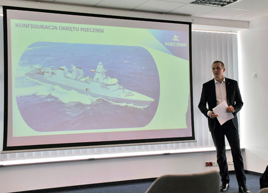 Cezary Cierzan, dyrektor programu Miecznik w Polskiej Grupie Zbrojeniowej, prezentujący postępy w realizacji działań związanych z pozyskaniem fregat dla Marynarki Wojennej RP podczas drugiego spotkania prasowego 8 kwietnia br.