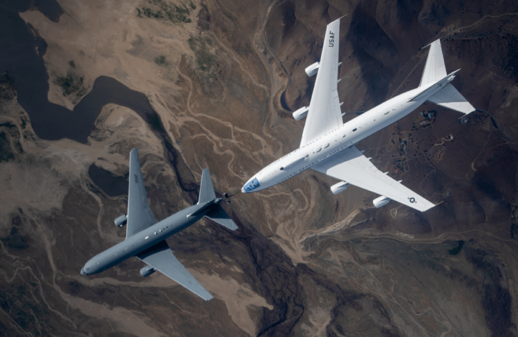 E-4B pobiera paliwo z samolotu tankowania powietrznego Boeing KC-46A Pegasus. Dobrze widać znaczną różnicę wielkości obydwu konstrukcji.