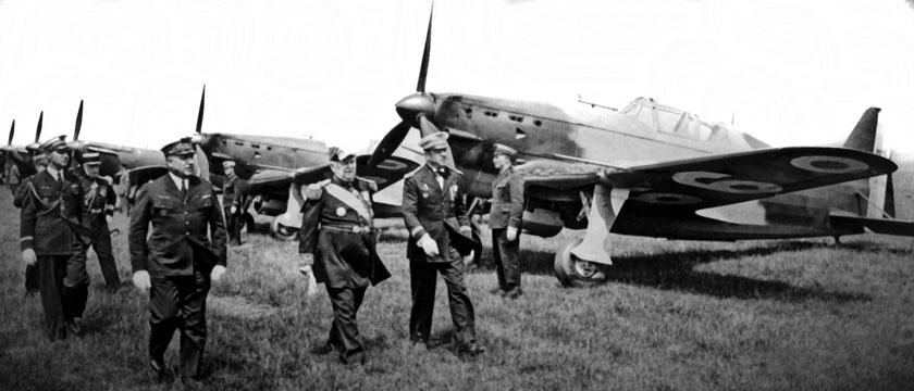Gen. Vuillemin podczas wizytacji dywizjonu myśliwskiego GC I/3 wiosną 1940 r. Pierwsze dwa myśliwce to MS.406, ale kolejne w rzędzie to już nowsze Dewoitine D.520. Od lata 1939 r. przezbrajanie jednostek ľArmée de ľAir było prowadzone w bardzo szybkim tempie.