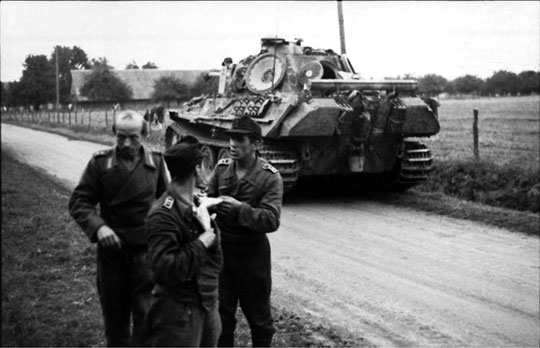 Niemiecki czołg Pantera ze 116. Dywizji Pancernej na drodze w rejonie Renu; koniec marca 1945 r.