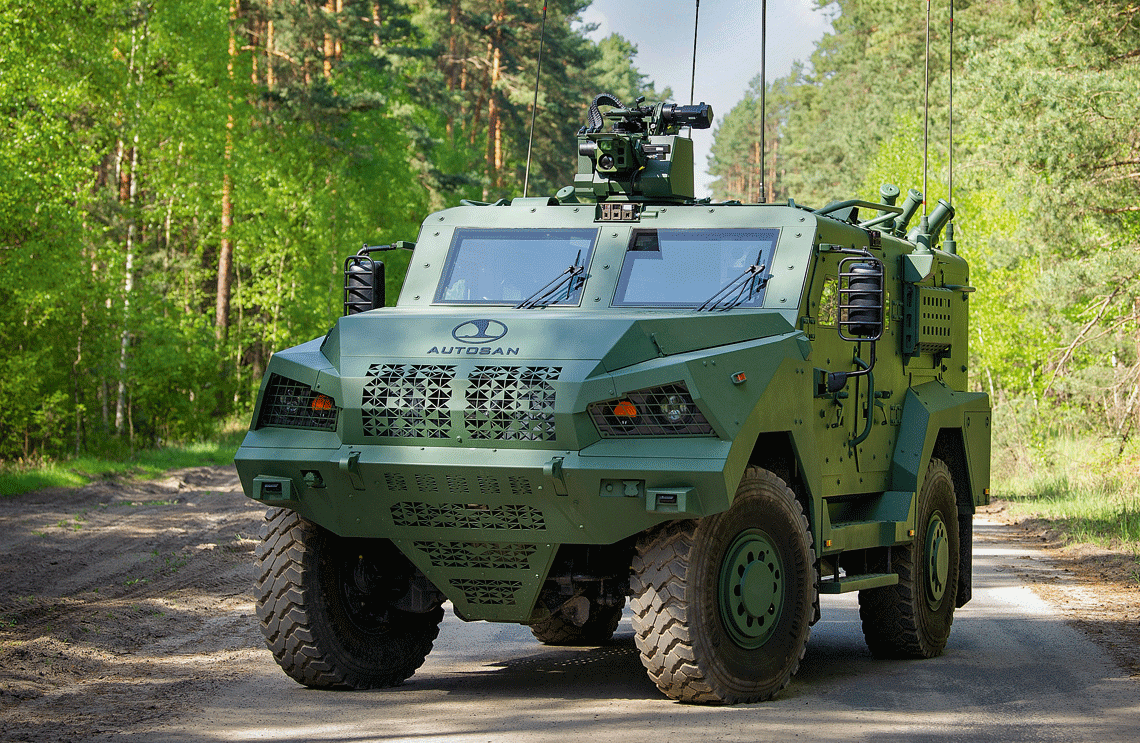 Prototypowy taktyczny pojazd wielozadaniowy w układzie 4×4 skonfigurowany w wariancie wozu dowodzenia (WD) pododdziału artylerii, w tym przypadku dowódcy baterii ogniowej dywizjonów artylerii lufowej i rakietowej.