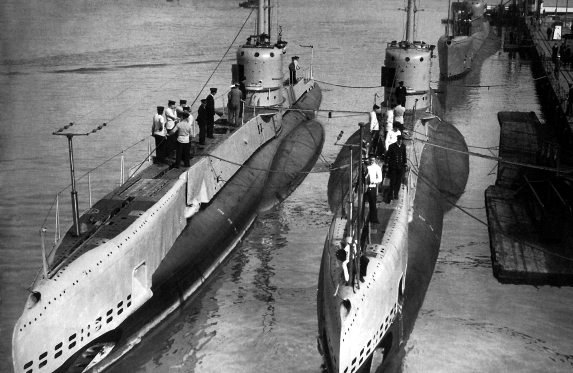 Sealion (po lewej) i Shark były w grupie czterech okrętów typu S, które Royal Navy wycofała z Morza Śródziemnego, przerzucając je na wody okalające Wyspy Brytyjskie (Home Waters). Brak tych nowoczesnych jednostek zemścił się na Royal Navy, kiedy tylko Włosi przystąpili do wojny.