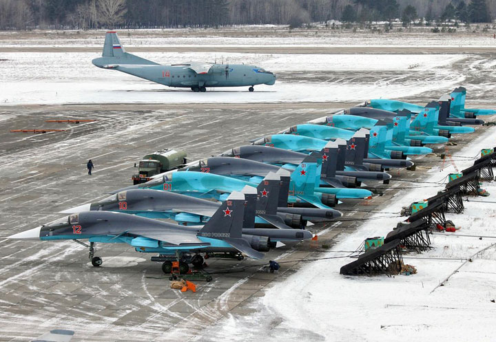 Duma Rosji – taktyczne samoloty bombowe Su-34.  Zamiast przeprowadzać precyzyjne uderzenia bronią kierowaną bombowce tego typu zwalczają ukraińskie cele głównie bombami swobodnie spadającymi.