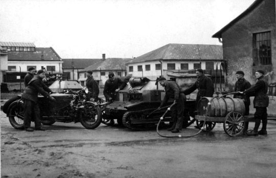 W pierwszej połowie lat 30. pojazdy silnikowe dominowały w jednostkach broni pancernej. W miarę zwiększania ich liczby należało zmodernizować infrastrukturę paliwową.