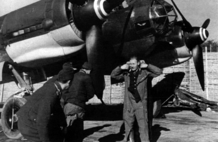 Hauptman Werner Baumbach, dowódca dywizjonu I./KG 30 przygotowuje się do startu za sterami samolotu bombowego Junkers Ju 88 A-4.