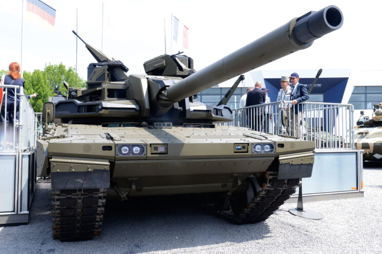 Uzbrojenie główne EMBT pozostało jednak tradycyjne – 120 mm armata gładkolufowa, choć Nexter ma już w zanadrzu 140 mm armatę ASCALON. Podobnie jak KF51, także E-MBT wykorzystuje zmodyfikowane podwozie Leoparda 2.