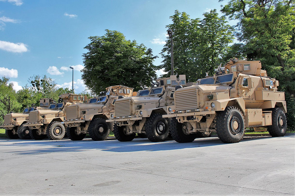 Pojazdy minoodporne Cougar H 4×4 z pierwszej partii dostarczonej do Polski czekające na przeprowadzenie prac dostosowujących je do uczestnictwa w ruchu drogowym wg obowiązujących w naszym kraju przepisów, a także na montaż środków łączności, uzbrojenia i przemalowanie. Dobrze widoczne zawieszenie niezależne TAK-4.