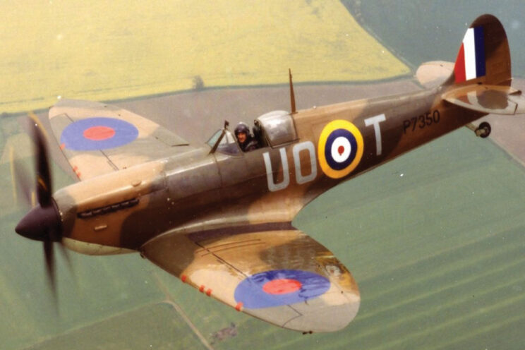 Na gorącym niebie Bitwy o Anglię, jeden samolot porywał serca i umysły Brytyjczyków: Supermarine Spitfire. Ten niewielki, elegancki myśliwiec uosabiał ostatnią nadzieję narodu stojącego w obliczu inwazji niepokonanej machiny wojennej Hitlera.