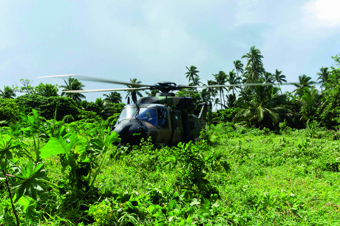 Australia i Stany Zjednoczone uznają Pacyfik za własne „podwórko”, a rosnącą aktywność Chińskiej Republiki Ludowej traktują jako bezpośrednie zagrożenie dla swych wpływów. Na zdjęciu śmigłowiec Royal Australian Navy MRH-90 Taipan na wyspie Fotuha (Tonga) – operacja humanitarna „Tonga Assist” (2022 r.).