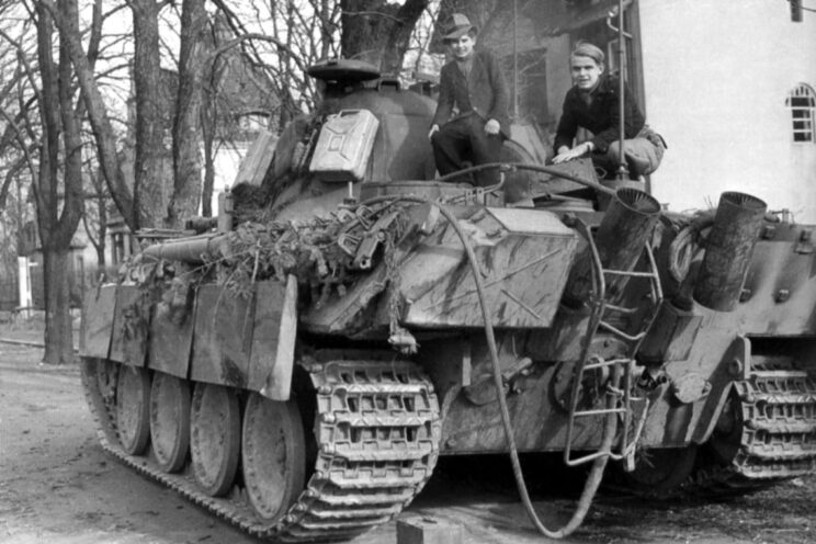 Panther Ausf. G z osłonami podwozia „zachodzącymi” na boki kadłuba i skrzynkami na wyposażenie z tyłu, które mają taki sam kształt jak na wcześniejszych wersjach, ze ścięciami w rogach.