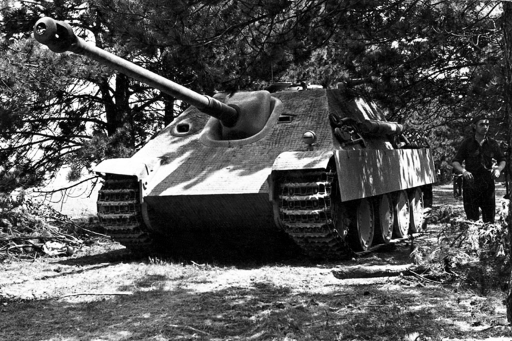 Jeden z niszczycieli czołgów Jagdpanther podczas walk w Normandii latem 1944 r. Brak już lewego peryskopu kierowcy. Ma on dwudzielną lufę, ale jeszcze stary typ hamulca wylotowego.
