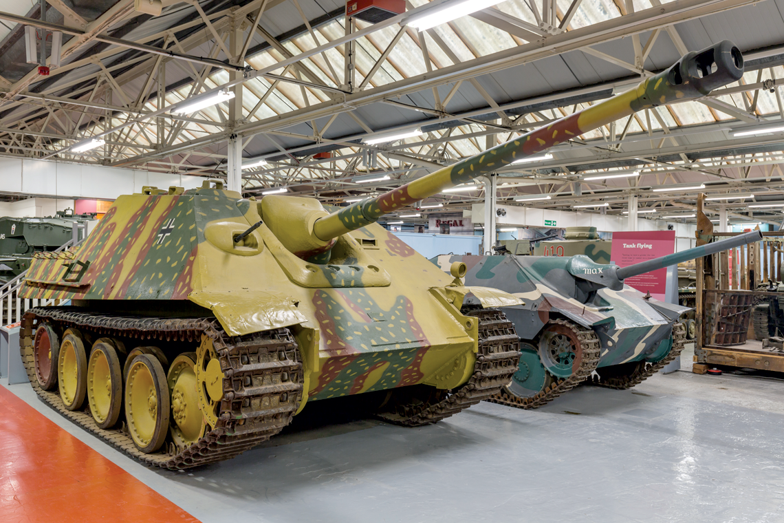 Późnoseryjny niszczyciel czołgów Jagdpanther z brytyjskiego Tank Museum Bovington, dobrze widać mały hamulec wylotowy, nowy typ jarzma armaty z dużymi śrubami w dolnej części oraz dwudzielną lufę.