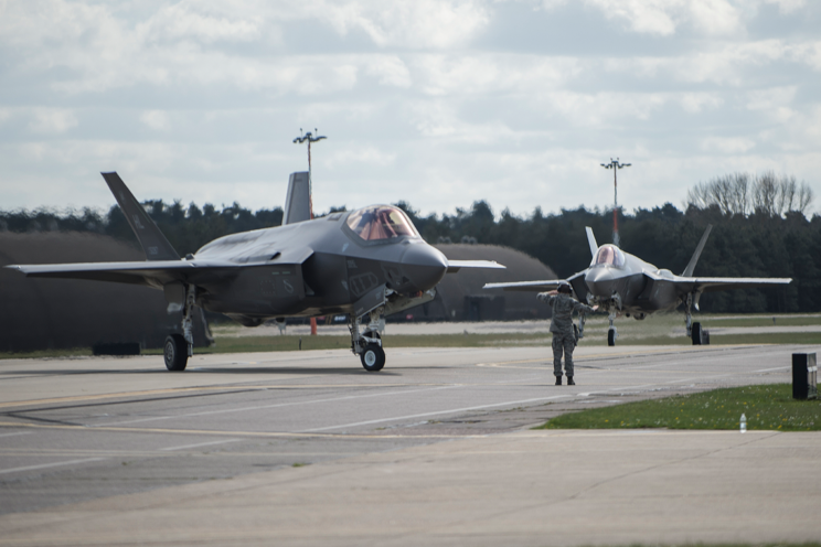 W Polsce F-35 mają stacjonować w Łasku oraz w Świdwinie. Ta druga baza musi przejść rozległą modernizację i przebudowę. 