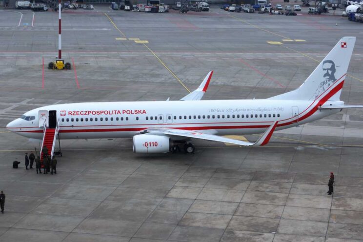 Pierwszy rządowy Boeing 737 to maszyna, która trafiła do linii w standardowej konfiguracji pasażerskiej. W ostatnich miesiącach przeszła proces podniesienia standardu wnętrza i obecnie stanowi ważne uzupełnienie obu BBJ2.