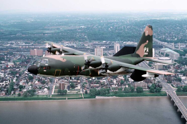 Samolot walki psychologicznej EC-130E(RR) Coronet Solo II (63-7869) z 193rd TEWS ANG Pensylwania podczas lotu nad Harrisburgiem w dniu 1 maja 1980 r. W styczniu 1993 r. egzemplarz ten zmodyfikowano do wersji EC-130E Commando Solo II.