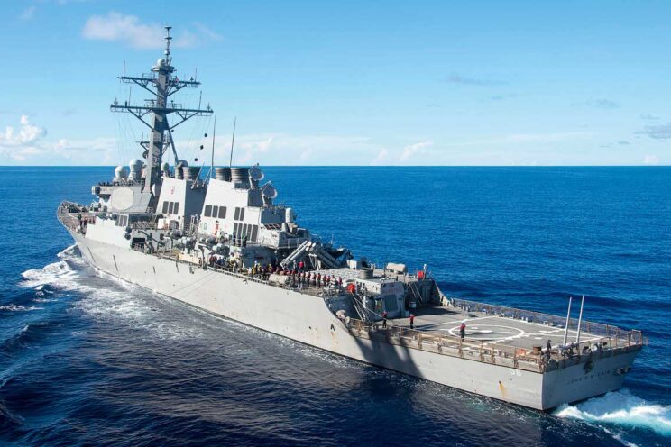 USS John S. McCain (DDG 56) w czerwcu 2017 r. Wyraźnie widać najważniejszą cechę jednostek wariantu Flight I, którą okręt reprezentuje – brak hangarów śmigłowców.