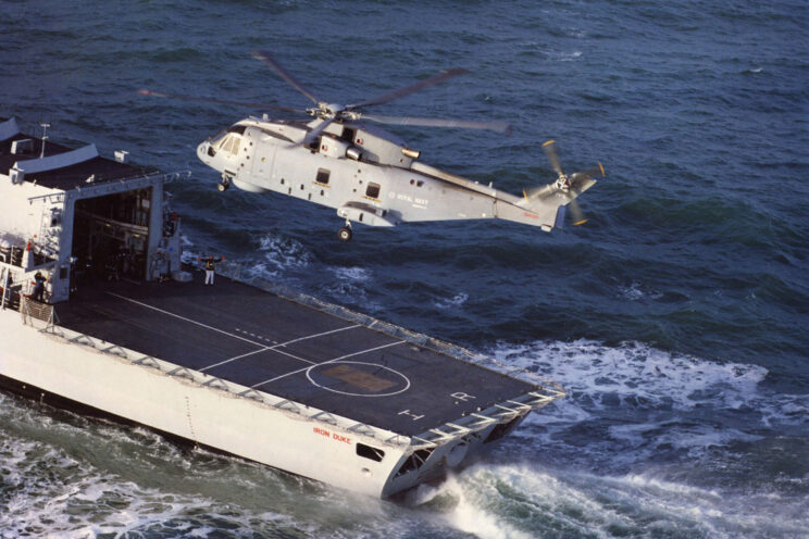 Współczesne brytyjskie fregaty dysponują hangarami umożliwiającymi zaokrętowanie jednego AW101 Merlin Mk 2. Hangarowanie śmigłowca na pokładzie okrętu ułatwiają składane łopaty wirnika, łamana belka ogonowa oraz specjalne punkty mocowania zapewniające stabilność.