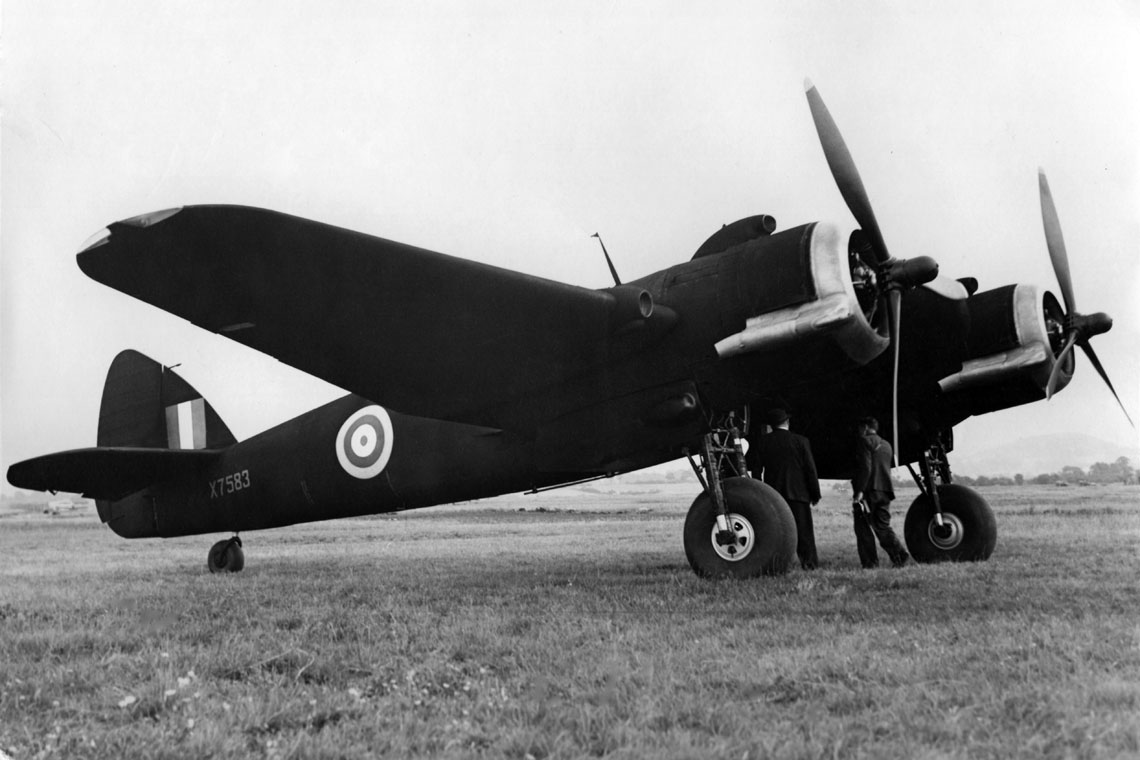 Fabrycznie nowy Beaufighter Mk IF (X7583) podczas prezentacji dla przedstawicieli prasy w zakładach koncernu Bristol w Weston-super-Mare; 1 sierpnia 1941 r. Był pierwszym nocnym myśliwcem pokazanym dziennikarzom. Później służył w 68. Sqn. Fot. Chris Goss Collection
