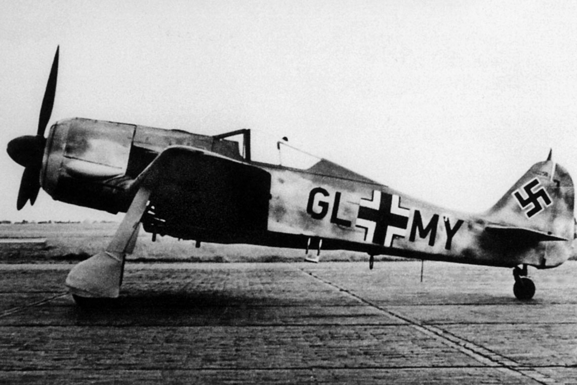 Fw 190 A-5, W.Nr. 410 258, GL+MY wyprodukowany przez zakłady AGO w Oschersleben służył do wielu testów uzbrojenia i opancerzenia, zniszczony został podczas bombardowania bazy Hannover-Langenhagen 5 sierpnia 1944 r.