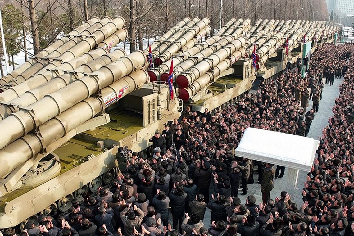 Ceremonia przekazania Koreańskiej Armii Ludowej 30 wyrzutni rakiet „ziemia–ziemia” 31 grudnia 2022 r., niektóre mają numery taktyczne i emblematy, co wskazuje na ich wcześniejszy udział w defiladach.