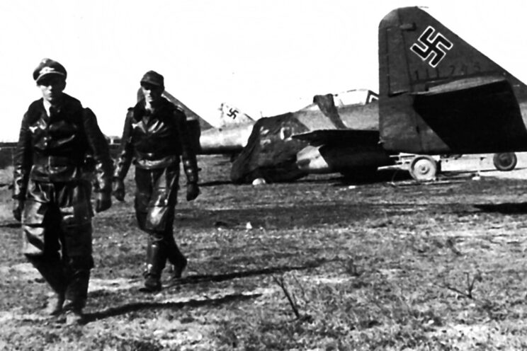 Jedną z ostatnich i najbardziej znanych jednostek wyposażonych w Me 262 była JV 44. Na zdjęciu widać ogon Me 262A-1 (W.Nr 111 75), który był oznaczony białym numerem 5. 4 kwietnia 1945 r. pilotujący go Uffz. Eduard Schallmoser zderzył się z P-38L, w którego kabinie siedział 2/Lt. William Randle z 49. FS z 14. FG. Amerykanin uratował się na spadochronie, natomiast Schallmoser zdołał przymusowo wylądować.