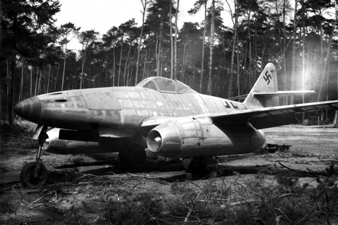 30 marca 1945 r. w ręce Amerykanów wpadł pierwszy w pełni sprawny Me 262. Pilot zakładów Erla, antynazista Uffz. Hans Frey, podczas oblotu odrzutowca skierował się na dopiero co zajęte przez Amerykanów lotnisko we Frankfurcie nad Menem. Na zdjęciu samolot Uffz. Freya (W.Nr 111 711).