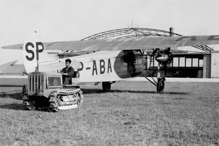 Pierwszym aktem prawnym, który normował obowiązki i kompetencje w zakresie lotnictwa cywilnego, było rozporządzenie Prezydenta RP z 14 marca 1928 r. o prawie lotniczym. Na zdjęciu samolot pasażerski Fokker F-VII/3M na lotnisku Kraków-Rakowice.