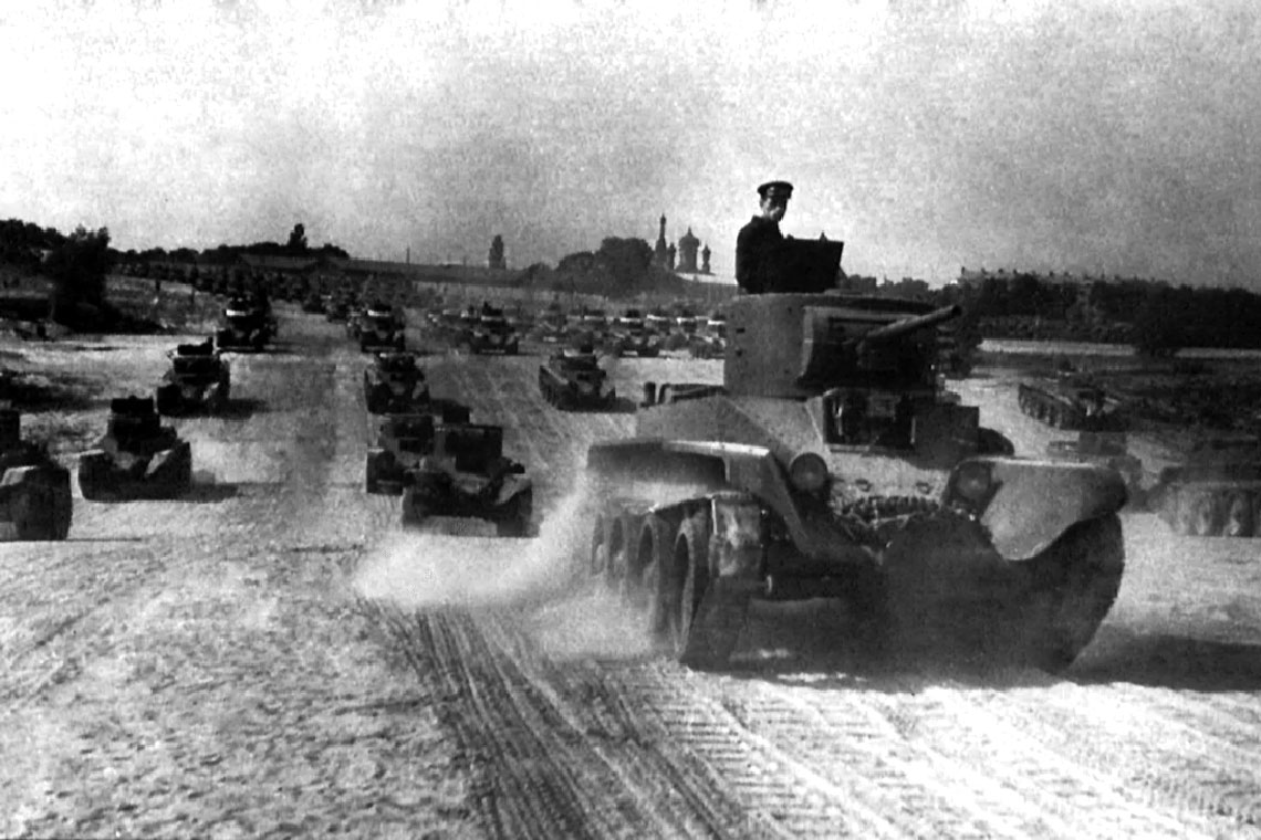 Grupa czołgów szybkich BT-5 podczas jednego z ćwiczeń niedługo przed wybuchem wojny niemiecko-sowieckiej. Wozy bojowe tego typu stanowiły główne wyposażenie pułków czołgów w dywizjach zmotoryzowanych korpusów zmechanizowanych, ale znajdowały się również i w dywizjach pancernych.