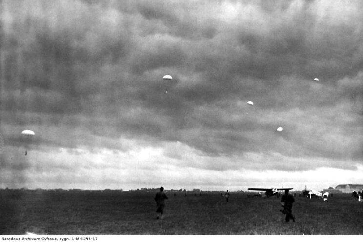 Grupowy skok spadochroniarzy LOPP z wysokości 400 m na lotnisku Mokotowskim; 1933 r.