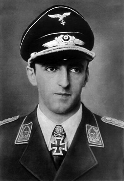 Hermann Graf na zdjęciu w stopniu majora; 1944 r. Pod szyją Krzyż Rycerski z Liśćmi Dębu, Mieczami i Brylantami jakie otrzymał po uzyskaniu jako pierwszy pilot na świecie 200 zwycięstw powietrznych.