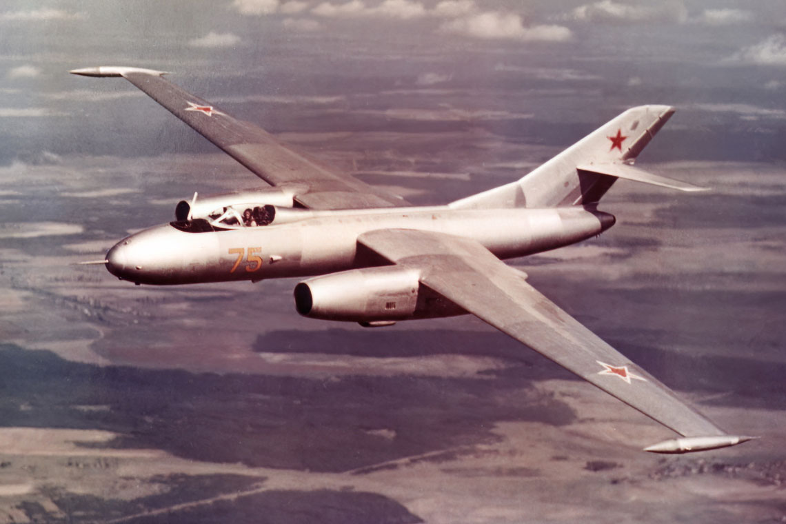 Wysokościowy Jak-25RW miał być samolotem rozpoznawczym, ale okazał się za słaby do tej roli i faktycznie służył jako cel do ćwiczeń Wojsk Obrony Powietrznej.