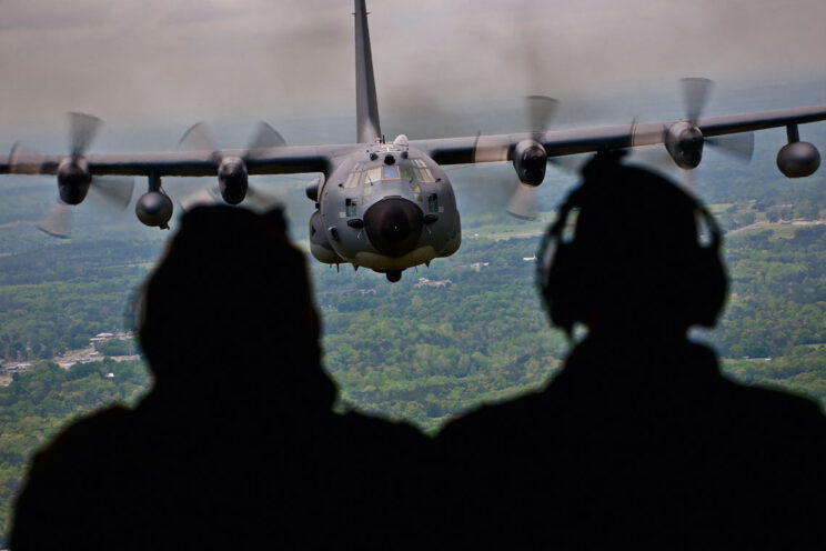 MC-130E z dywizjonu 711th SOS podczas ostatniego lotu operacyjnego; 15 kwietnia 2013 r.