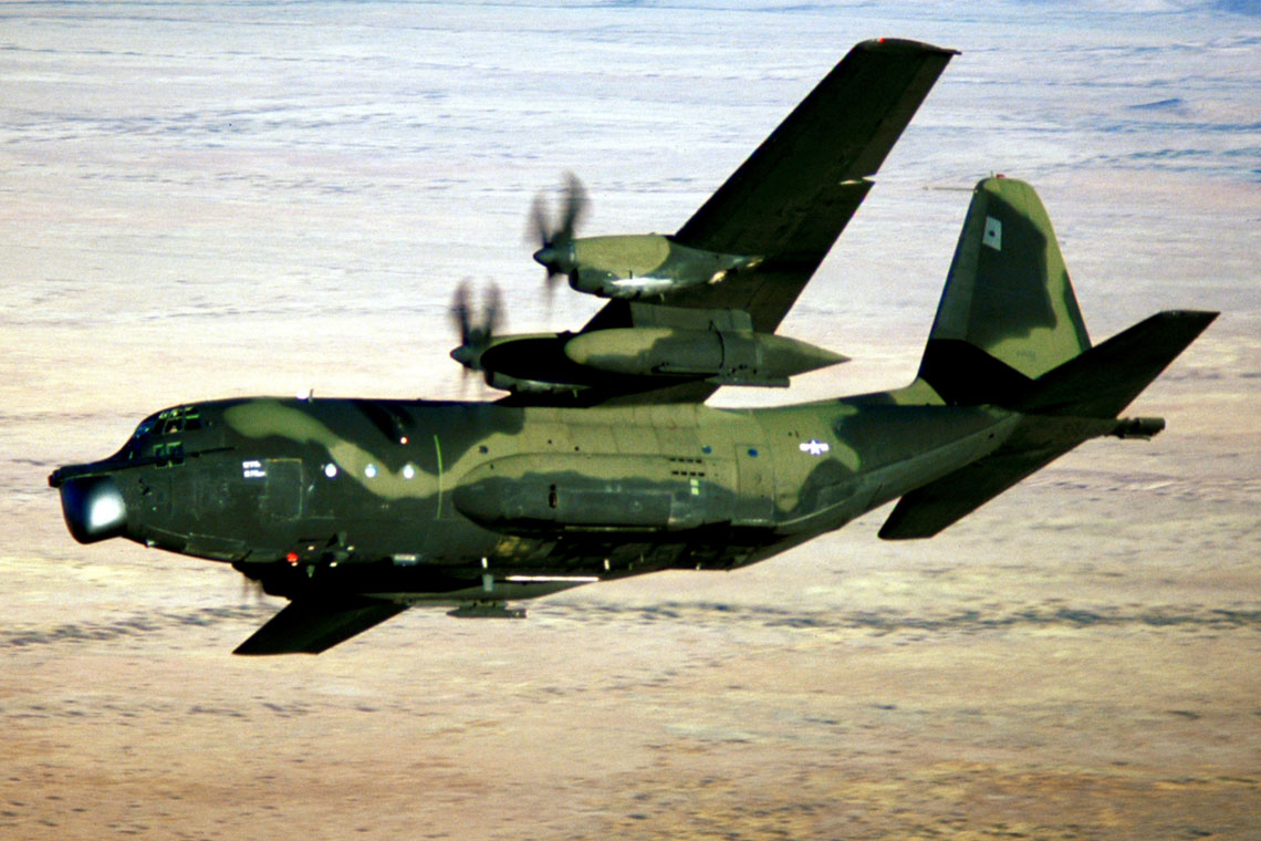 Samolot MC-130E z dywizjonu 8th SOS podczas lotu w okolicach bazy Davis-Monthan AFB w Arizonie; 1 grudnia 1980 r.