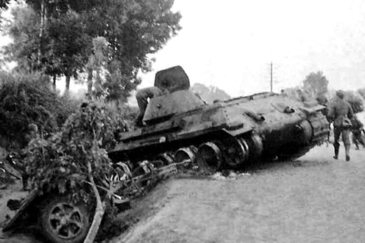 Zniszczony pod Dubnem sowiecki czołg T-34. Najprawdopodobniej należał on do 8. Korpusu Zmechanizowanego, któremu niewiele brakowało, by odbić Dubno z rąk niemieckich.