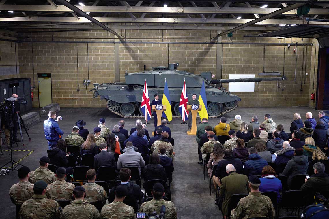 Konferencja prasowa prezydenta Ukrainy Wołodymyra Zełenskiego i premiera Wielkiej Brytanii Rishiego Sunaka 9 lutego w Lulworth Camp w hrabstwie Dorset, gdzie ukraińscy czołgiści przeszkalają się na brytyjskie czołgi. W tle Challenger 2.